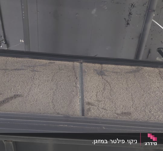 מסנן אוויר מלוכלך עם אבק על פני השטח